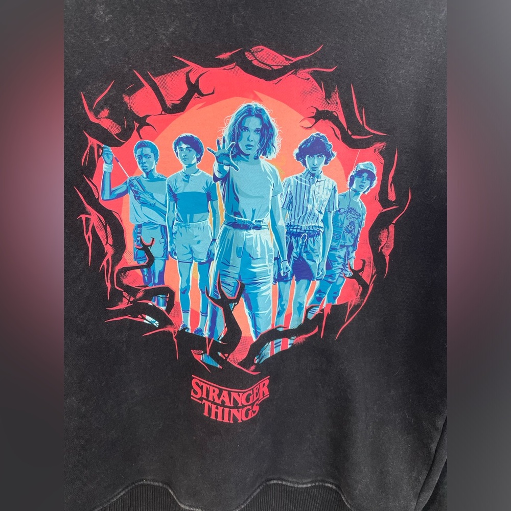 Netflix Stranger Things Season 3 Graphic Crewneck Sweater Size Small Women’s EUC - Picture 5 of 7